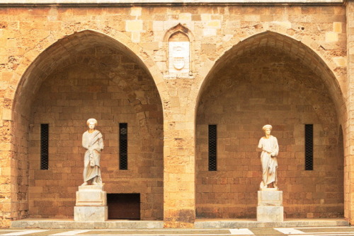 The company you keep. In guter Gesellschaft.Statues in the yard of the Grand Master’s Palace, Rhodes