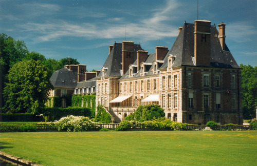 oakapples:  Today I finished reading Monty Don’s The Road to Le Tholonet. There are so, so many gardens that I need to visit- among them is the Château de Courances near Fontainebleau. 