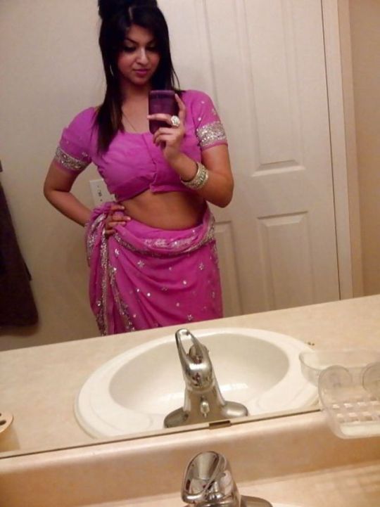 desi-indian-blog:  Hot saree strip👗