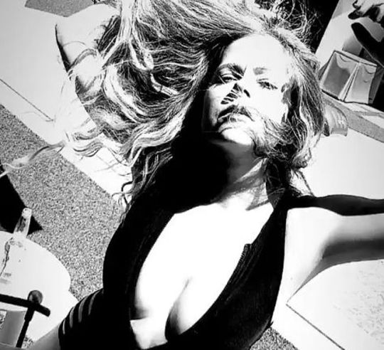 XXX Avril Lavigne Sexy Swimsuit Selfie Photos photo