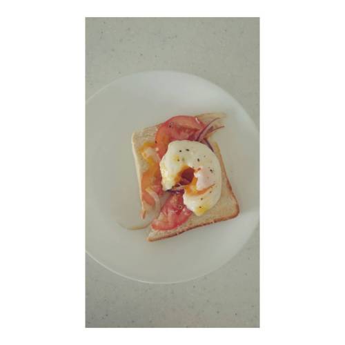 Fresh eggs from miss Shirley @instapeted63 (at Mulambin Beach)