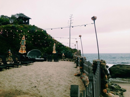 liveloveevintage:cozy sweaters & twinkle lights are beach necessities