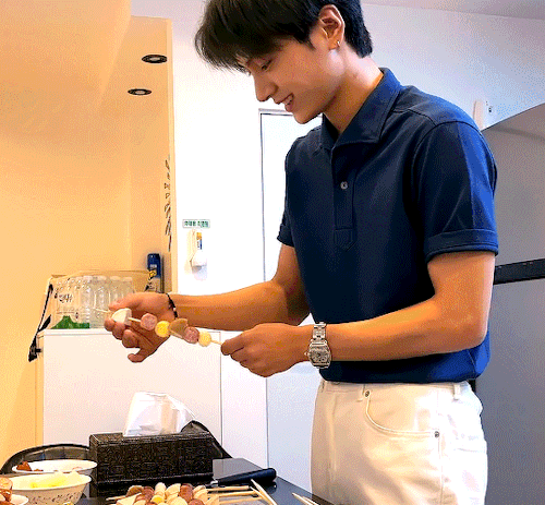 You Really Look Like An Uncle Who Cooks Well Jungwon