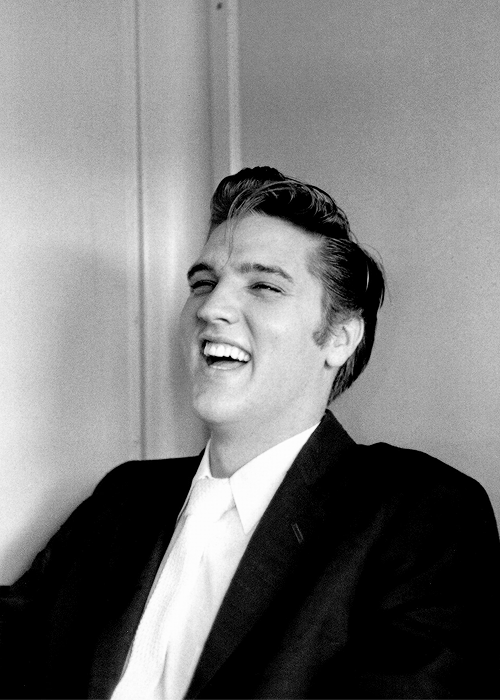 vinceveretts:  Elvis on the train to Memphis, July 4, 1956. Photo by Alfred Wertheimer.