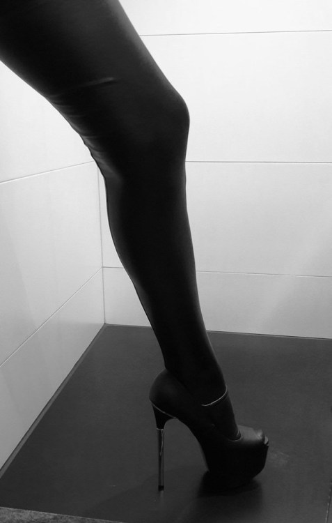 his-little-monster-blog:Do you like it? :-)yes! :) #highheels #leg #hot