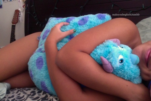 makeyoubegforit:Naked cuddling with Sully (: