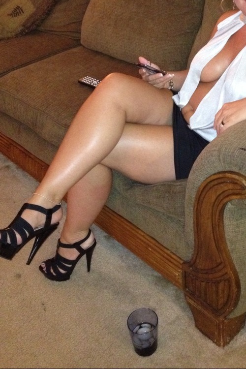 wanting12:  maturephotos: This Hotwife checks her phone while her date gets another