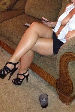 Wanting12:  Maturephotos: This Hotwife Checks Her Phone While Her Date Gets Another