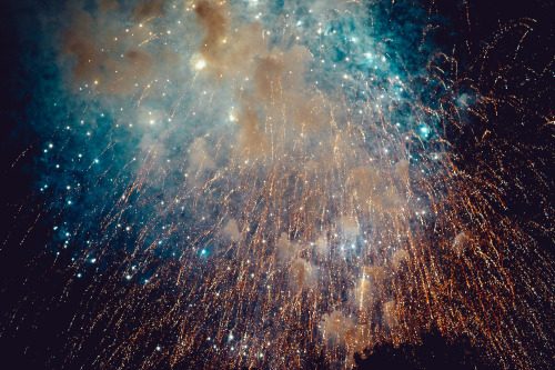 oessa:fireworks on sunday it was so beautiful and kind of looks like space