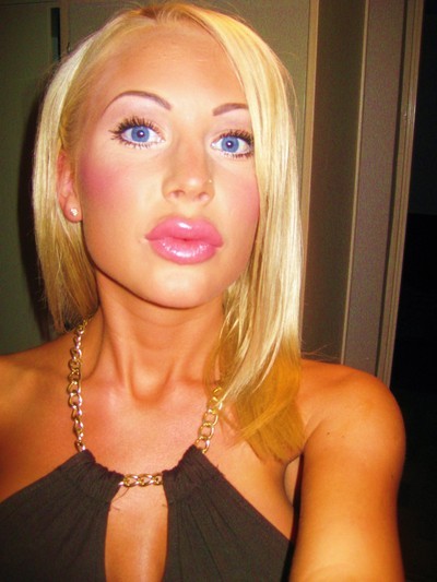 bleachedcandydolls:  We all love the pumped up bimbo-lips right? They are a bull’s eye for our cumshots. 