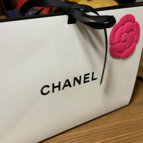 先日、娘の誕生日だった。私からのプレゼント #birthdaypresent #mydaughter #happybirthday #chanel #喜んでくれてよかった www.in