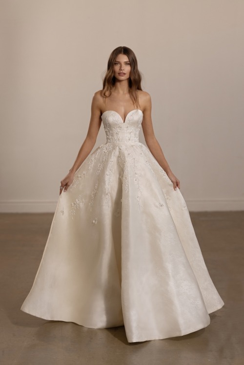 Lihi Hod | Bridal Spring 2023Collection: Mystic FlowerGown: Noa