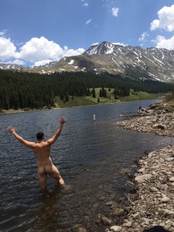 seanamator:  Asked my buddy how his trip to Colorado was going and he just sent me this back.  Nature is so beautiful isn’t it?🍑👀 