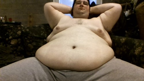 Fresh out of the shower, my belly felt so nice I had to give it some attention.  Pity you guys can’t feel it. 