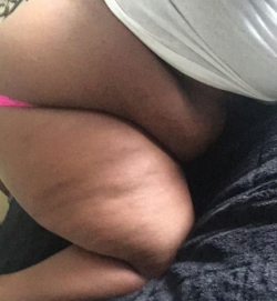 bigbellyssbbw:  Such a big belly and such thick juicy thighs 