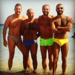 bearstacker:  driverswanted07:  Bros on the beach  Rainbow! 