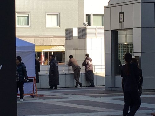 cris01-ogr: Oguri Shun spotted at Tsukuba Station during filming of something. With him I recognize 