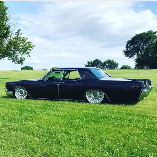 suicideslabs:Click for more 1961 - 1969 Lincoln Continentals