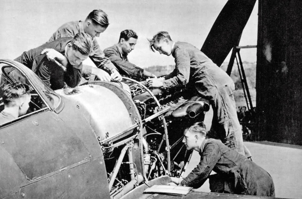 waffenss1972:  English cadets study the device of the engine Rolls-Royce Merlin