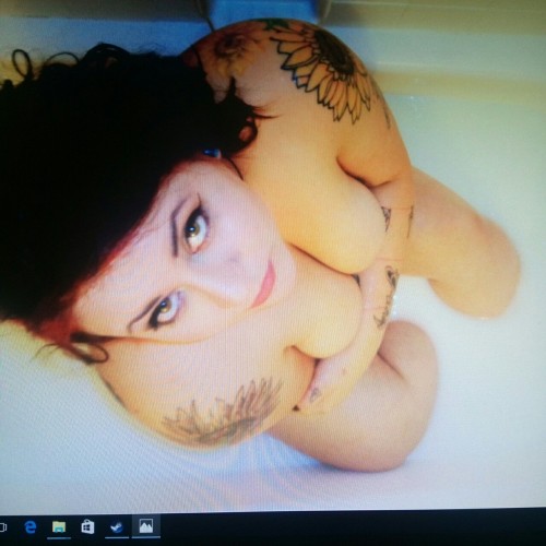 pinkisfortruegoths:  I am editing and making new photos