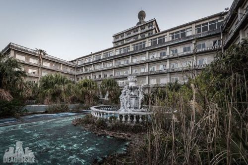 boredpanda:  “ 31 Photos That I Took Inside The Biggest Abandoned Hotel In Japan  “