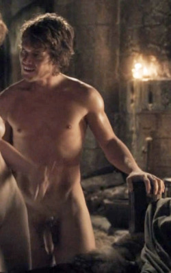 malestarsnaked:  Alfie Allen full frontal