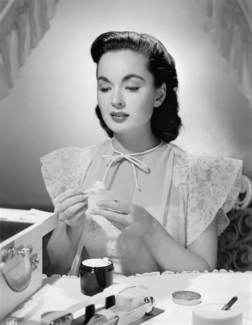 rustedshutter: Ann Blythe applies Cold Cream