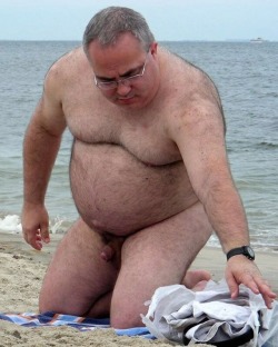 hugebeartx:  A beach sighting that is must see.