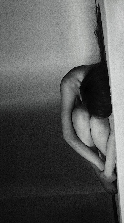 il-vaso-di-pandora-blog:  Il dolore di un distacco non è altro che il taglio di un rasoio su una vena. Se sopravvivi, ci penserai persino con sentimento: e così diventerà un taglio nell’anima. La prima ferita si rimarginerà sempre. La seconda ferita