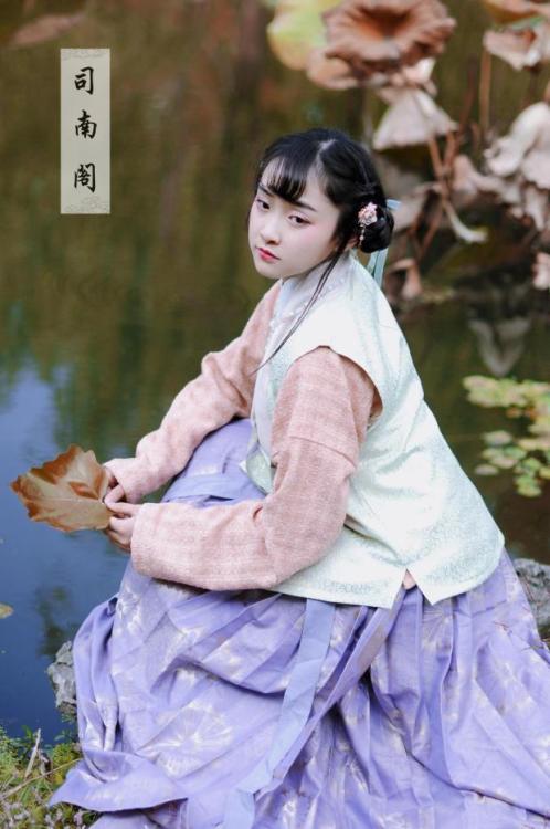 Traditional Chinese hanfu. Photo by 几乎透明的蓝. Clothes by 司南阁.