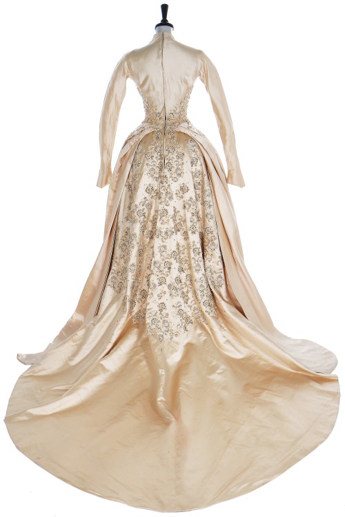 Norman Hartnell wedding dress ca. 1953From Kerry Taylor Auctions