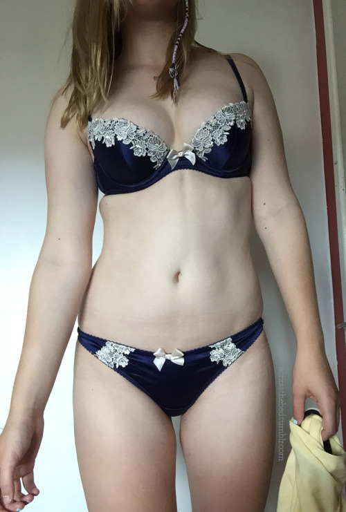 acrxssthebed:  stripping off for y’all ;) -her