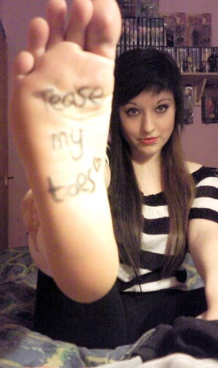 pheet-phanatic:  feetfeethooray:  ;)       If only…