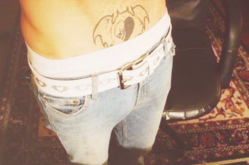 emocas:Pete Wentz + showing off his batskull tattoo 