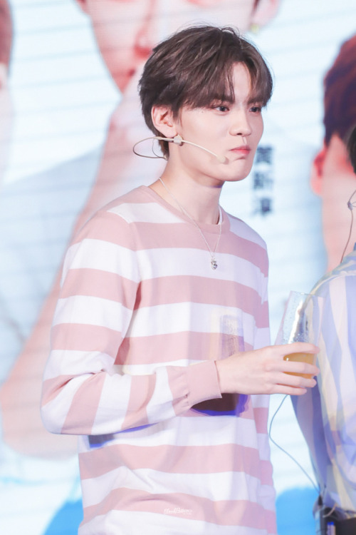 Bi Wenjun - 180531 Midea Press Conference [trans]毕雯珺 -180531-Handsome boy enjoying his drink!@ Biiii