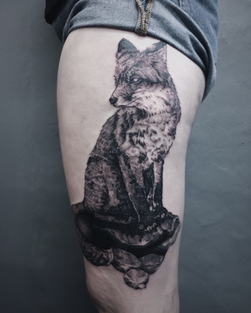 Fox, on the rocks.  Tattoo I made of an original illustration by Peter Carrington, (Instagram @pcill