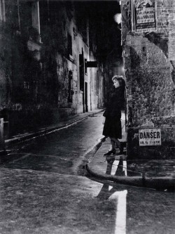 liquidnight:  Adolfo Kaminsky Paris at night, lonely woman waiting, 1946 [via Le Journal De La Photographie (currently defunct)]