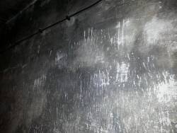  Scratches at the wall of the gas chambers