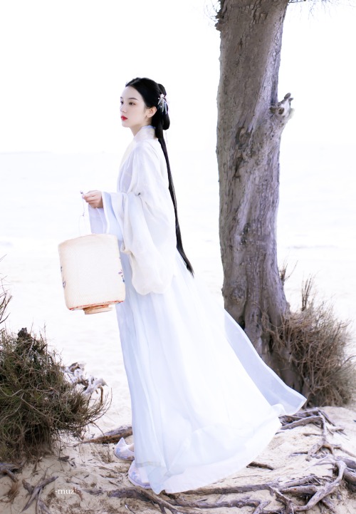 simply-zhouye:Gorgeous edits of Zhou Ye 周也 looking beautiful in her Hanfu ~ Happy Mid-Autumn Festiva