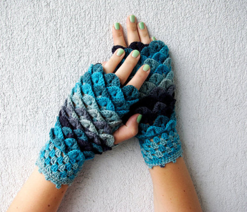 anotherdayforchaosfay:ponies-on-paper:sosuperawesome:Dragon Scale Fingerless Gloves by Mareshop on E
