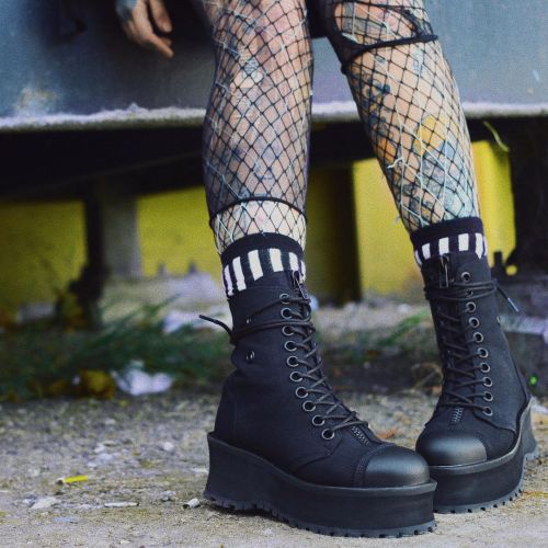 It’s Friday I’m in love w/ 2 3/4” platform #Demonia Gravedigger-10 in black canvas w/ matte black ha