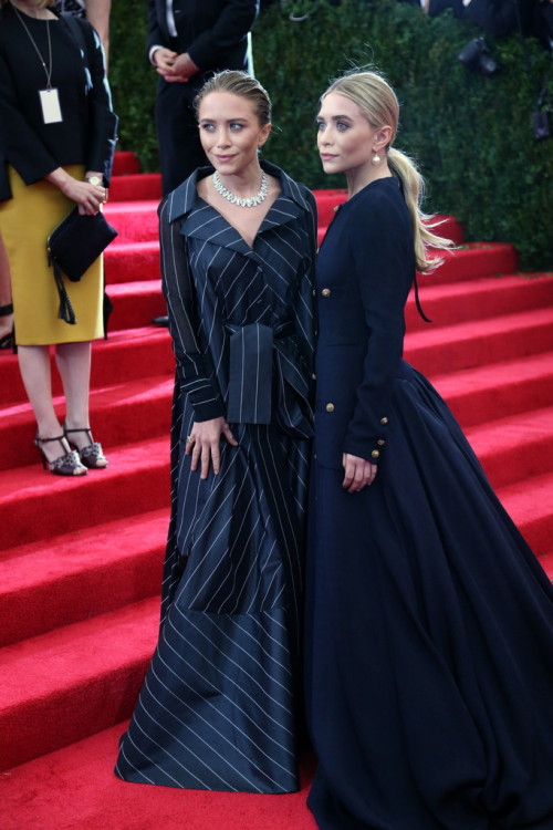 p-pikachu:  Mary-Kate and Ashley Olsen at the 2014 Met Gala. 