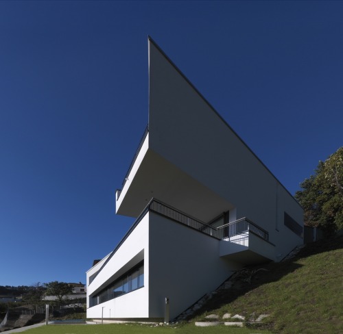 A residence nestled on the Alpine slopes #ArchitectureDesign by Davide Macullo Architects. http://bi