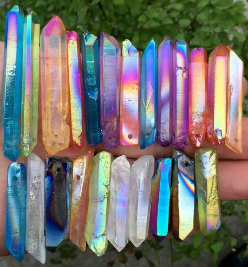 animalvegetablemineral:Quartz. Clear quartz crystals can be colored by the use of electrostatic bond