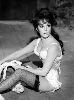 pinupgirlsart:  Natalie Wood in rehearsal on ‘The Great Race’, Warner Brothers Studios, photo by Bob Willoughby, 1964 
