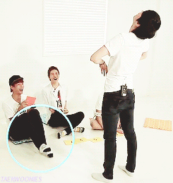 taekwoonies:  Taekwoon’s ‘cute’ dance and an overjoyed Hakyeon 