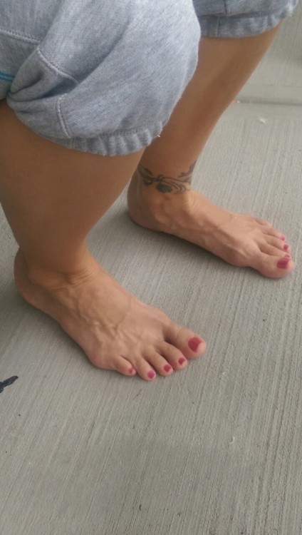 jeaninealexandersfeet: I love my veins.  i love your veins too!