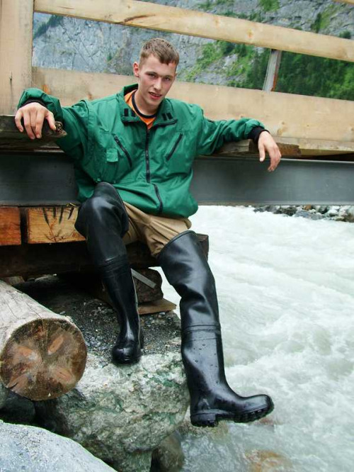 stevelman14: ruralchunky: alpen8854 by flic.kr/p/bwBQkR Nice young boy in his black waders UM