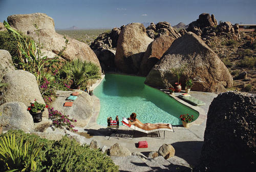 les-playboys:Slim Aarons A woman sunbathing nude by Tom Darlington’s pool in Carefree, 1967, Arizona