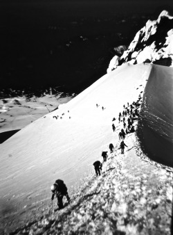 justemoinue2:Crowd near the summit of Mount